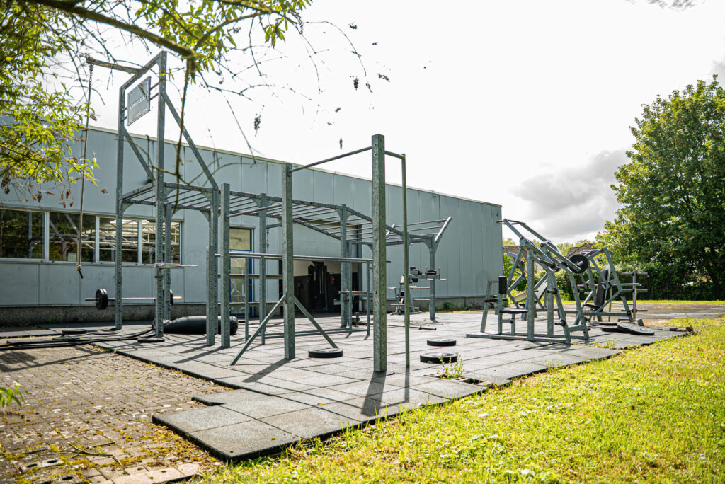 Outdoor Trainingsbereich mit Racks und Kraftgeräten vor dem Limitless Studio in Herten