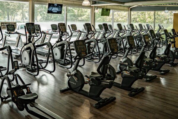 Großer Cardiobereich mit Matrix Crosstrainern und Fahrradergometern im Limitless Herten