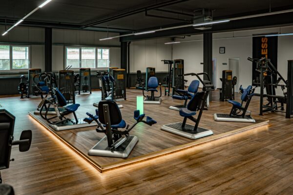 Gerätebereich mit blauen Kraftmaschinen und Limitless Banner im Fitness Studio Recklinghausen