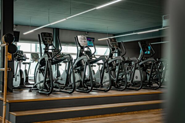 Reihe moderner Matrix Crosstrainer auf erhöhtem Podest im Cardiobereich Limitless Recklinghausen