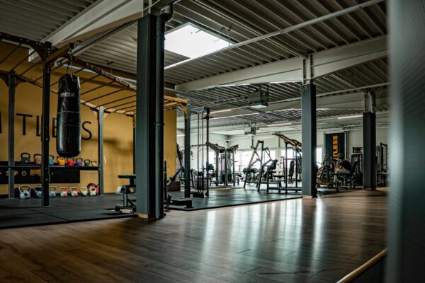 Weitläufige Trainingshalle mit Boxsack, Kettlebells und Kraftbereich im Limitless Recklinghausen